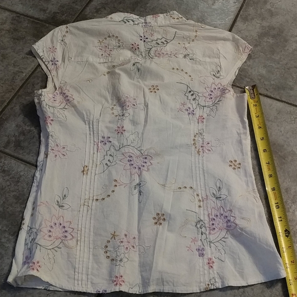 (2/$20) White top with floral details size small - Picture 5 of 8
